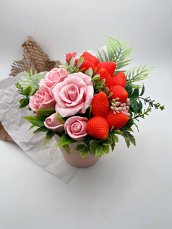 «Клубника в розах» букет