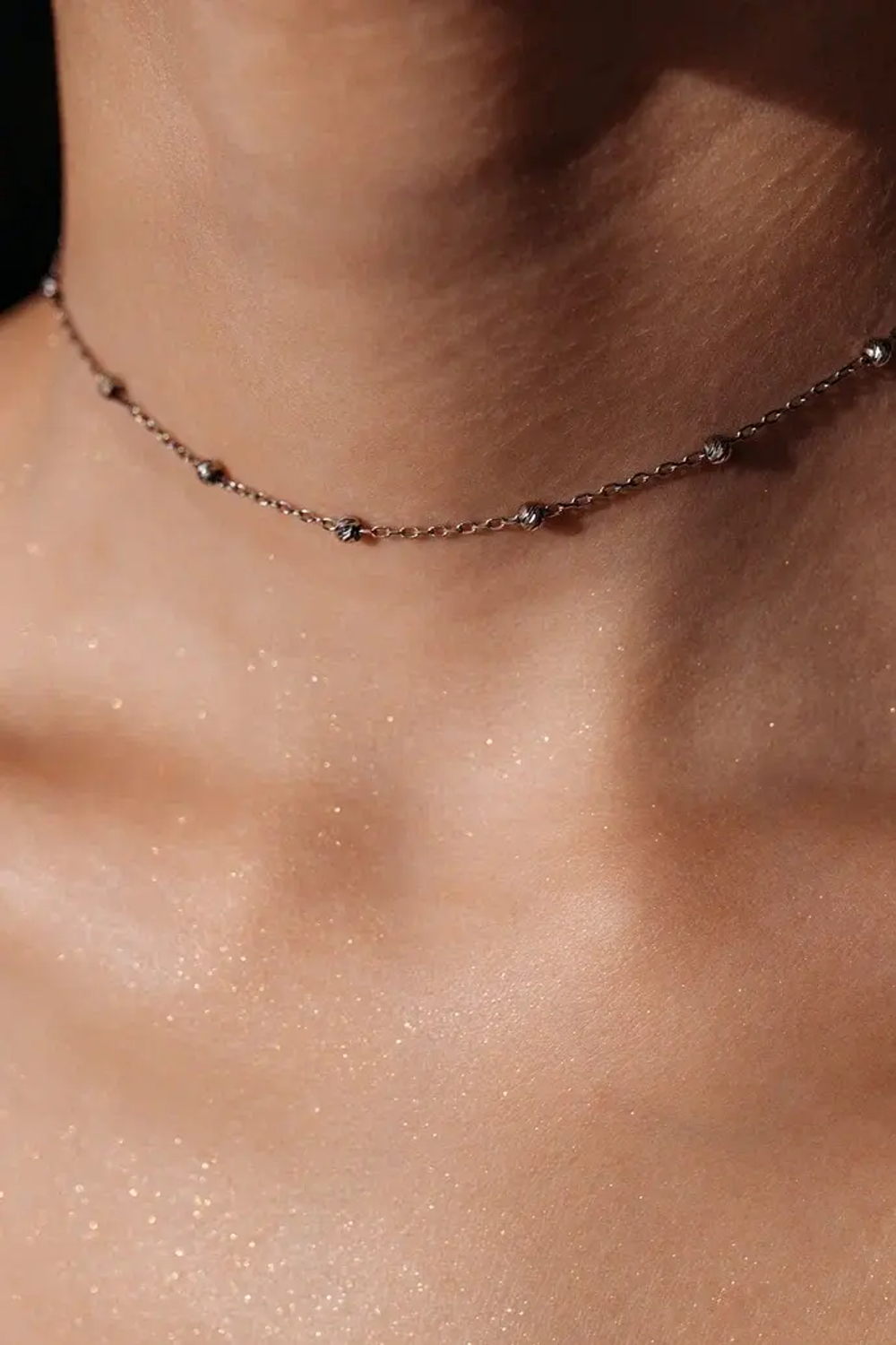 Колье "QUIET LUXURY" с шарами и алмазными гранями в серебре