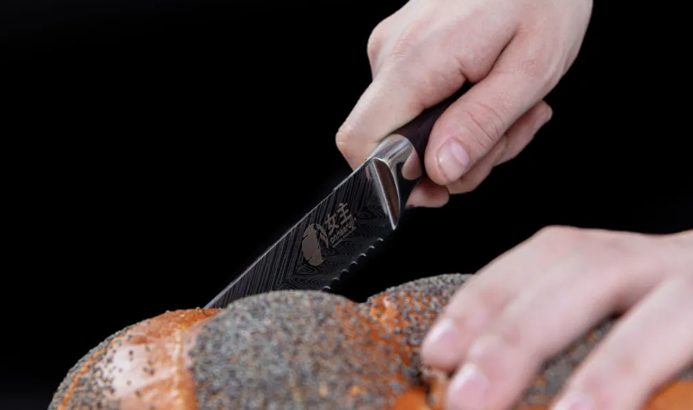 Нож кухонный профессиональный для хлеба и бисквита Onnaaruji. 20см. С рисунком на лезвие