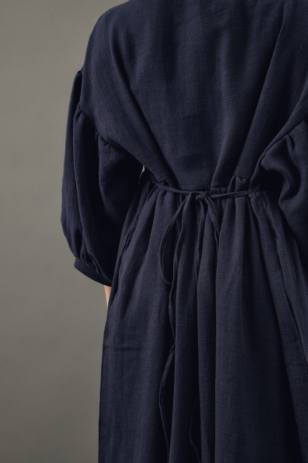 Платье оверсайз с декоративной обработкой на юбке из крапивы темно-синего цвета