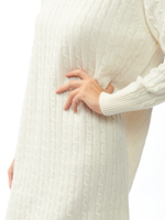 Женское трикотажное платье молочное с узором косичка