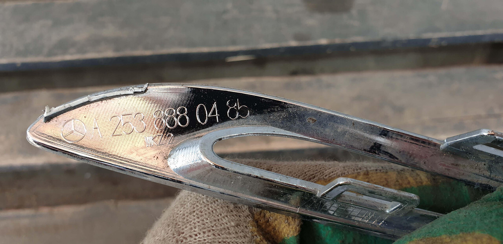 Молдинг решетки радиатора Mercedes GLC (X253) 15-19 Б/У Оригинал A2538880485