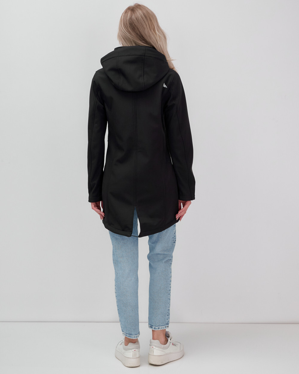 Парка спортивная женская с капюшоном softshell черного цвета 9568Ch
