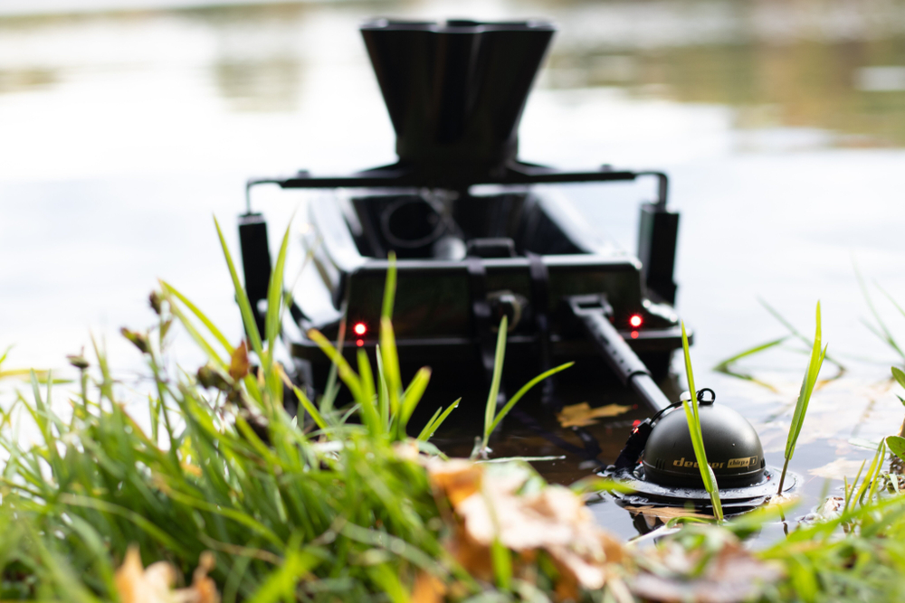 Набор: Прикормочный кораблик Boatman Actor Plus GPS, Эхолот Deeper CHIRP+ 3, крепление для кораблика и усилитель связи, разбрасыватель прикормки