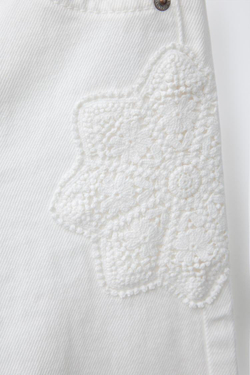 ZARA БРЮКИ ПРЯМОГО КРОШЕ ИЗ ТВИЛА С ЦВЕТОЧНОЙ ДЕТАЛЬЮ ИЗ КРУЖЕВА КРОШЕ, ЖЕЛТОВАТО-БЕЛЫЙ