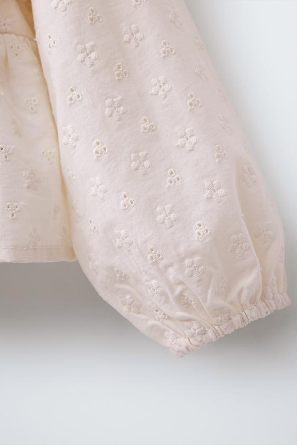 ZARA ТРИКОТАЖНЫЙ ЖИЛЕТ С КОНТРАСТНОЙ РУБАШКОЙ, ЭКРЮ