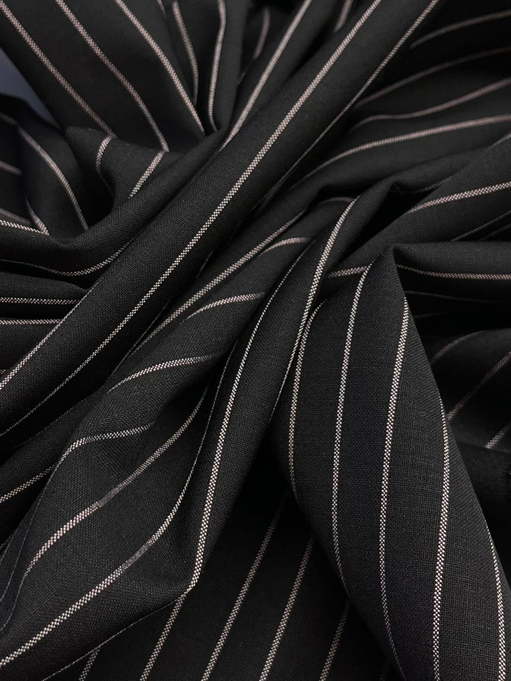 Шерсть с вискозой и эластаном костюмно-плательная Versace темно-синяя в розовую полоску