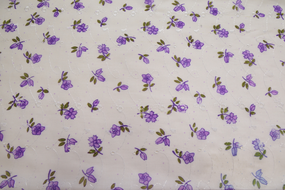 Батист вышивка белый в сиреневый цветок