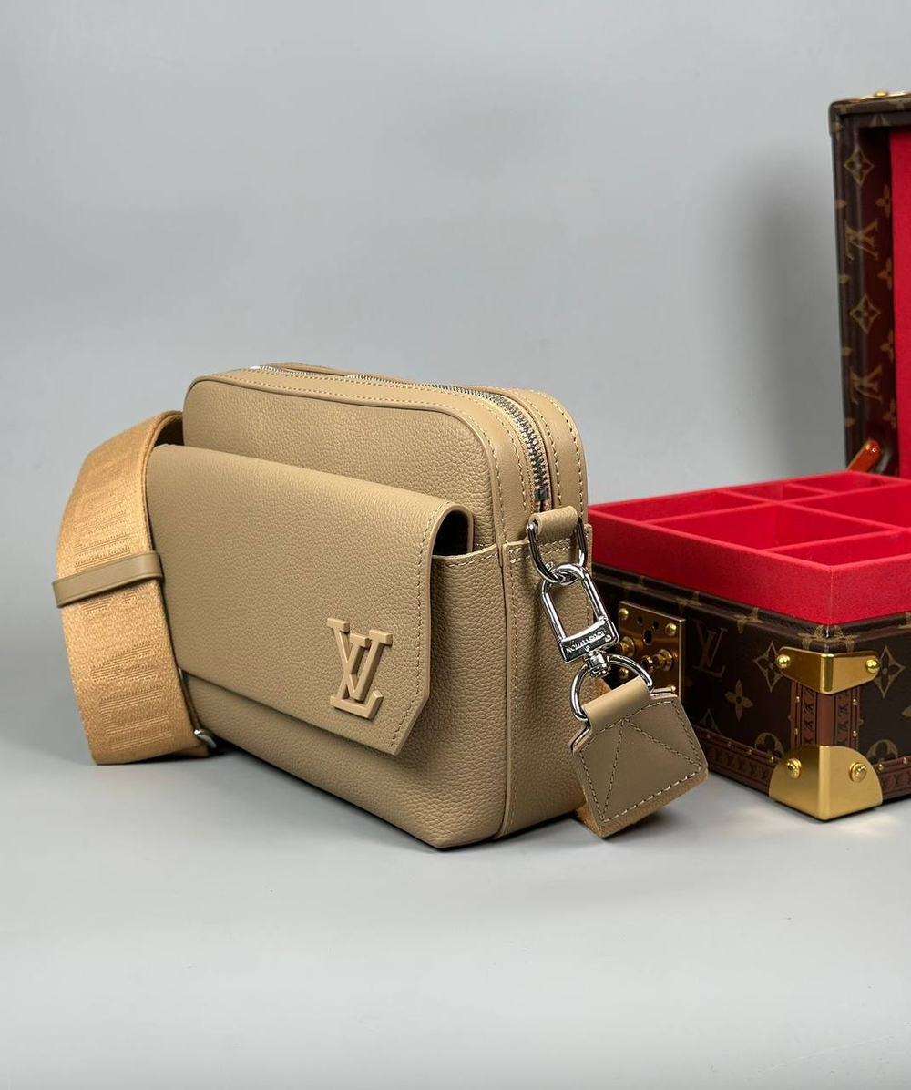 Сумка-мессенджер Louis Vuitton