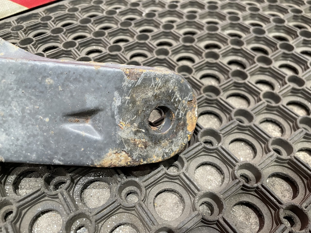 Кронштейн пневморессоры левый