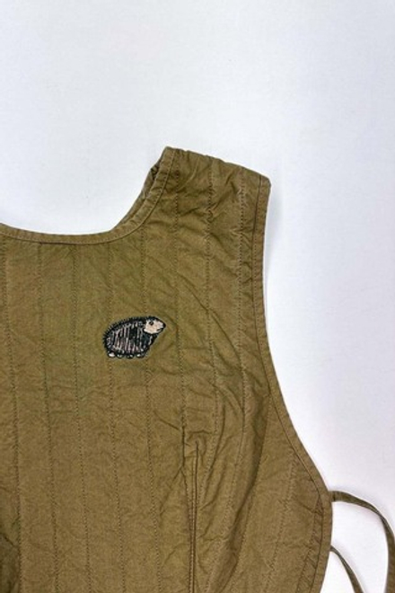 Жилет стеганый из вареного хлопка хаки с вышивкой