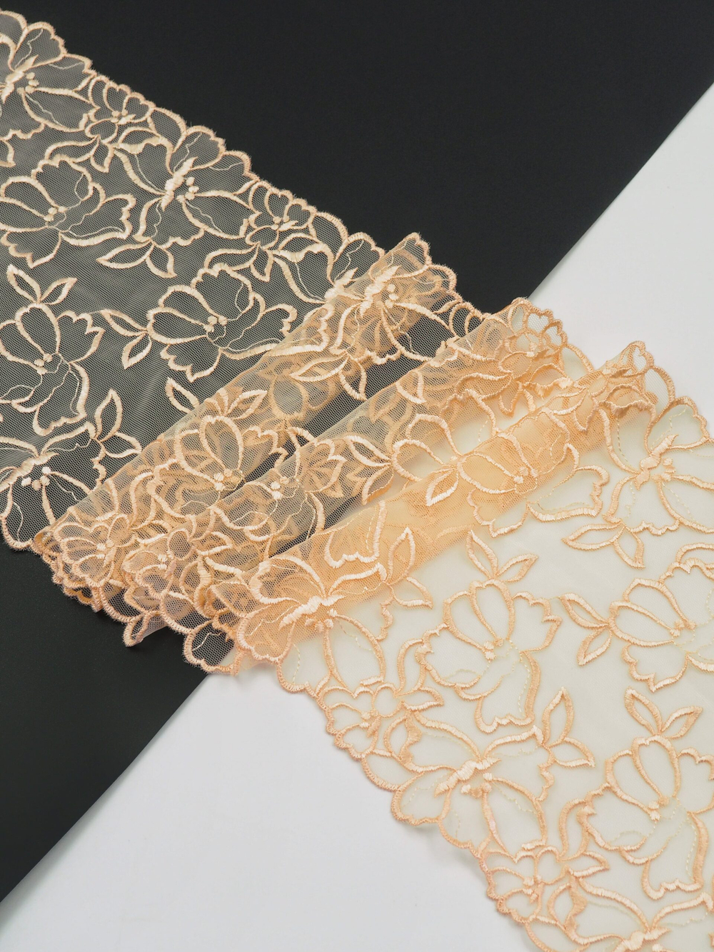 Вышивка на сетке бежевая с золотистой ниткой эластичная ширина 18 см