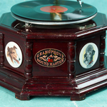 Граммофон с фарфоровыми вставками с изображением собак