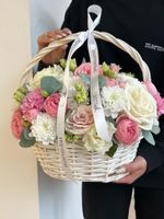 Цветочная корзина в розовой гамме