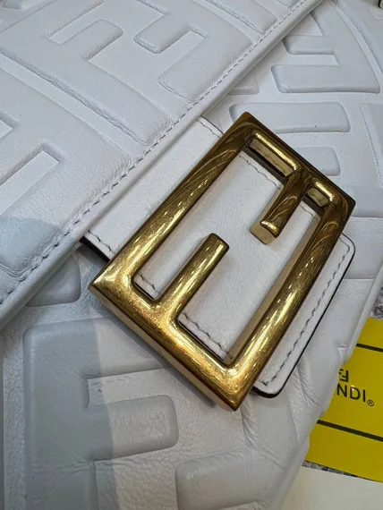 Сумка из кожи Fendi Baguette белый