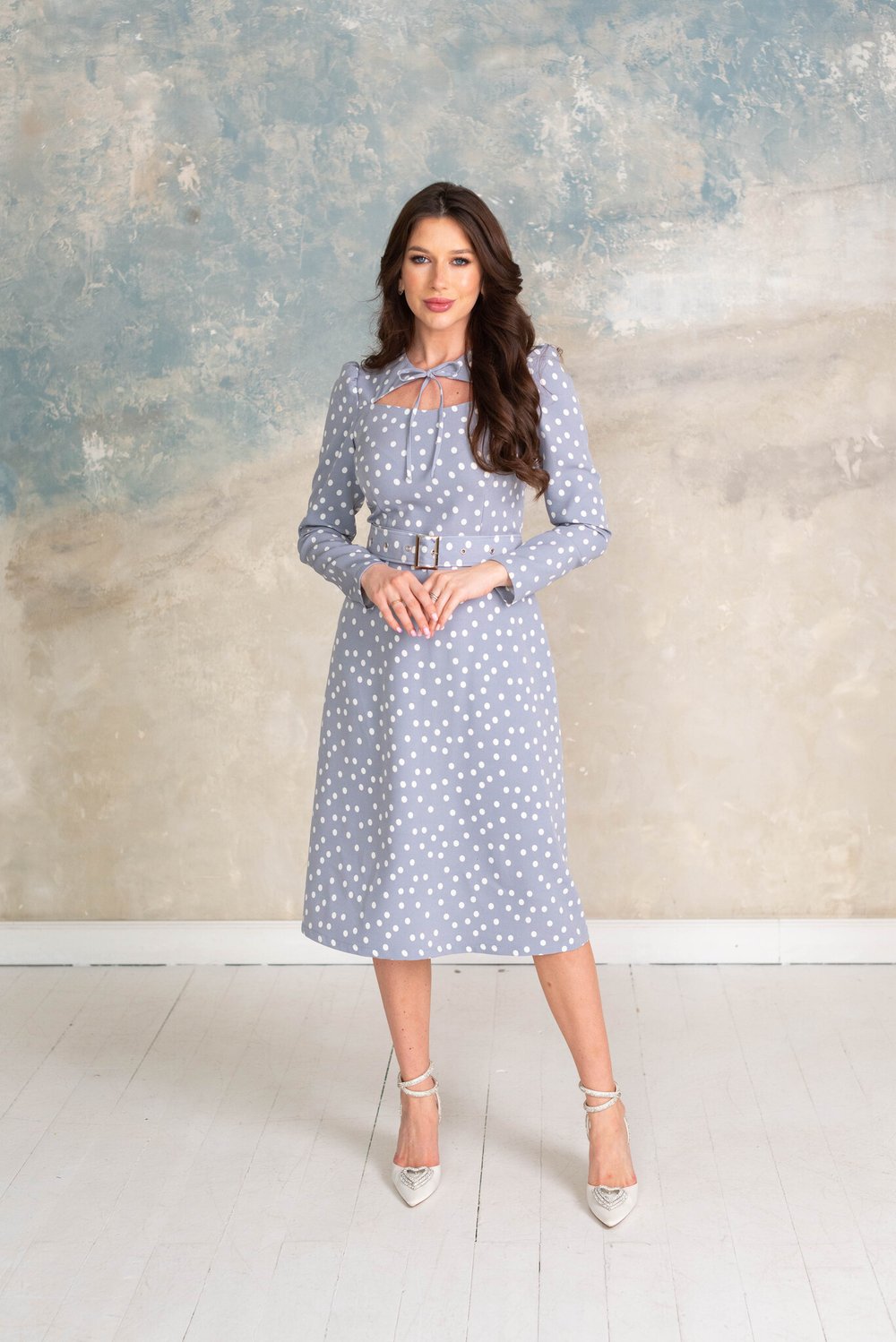 Платье в горошек серого цвета