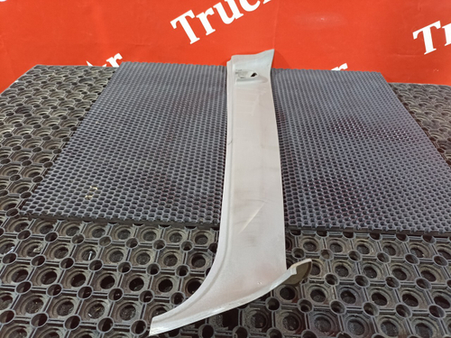 Накладка стойки правой