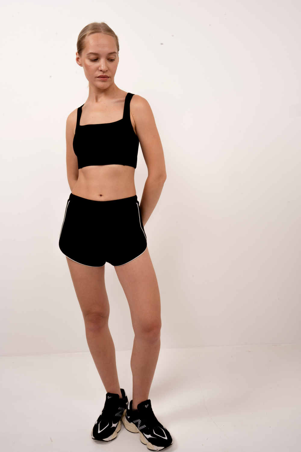 Мини-шорты с контрастным кантом