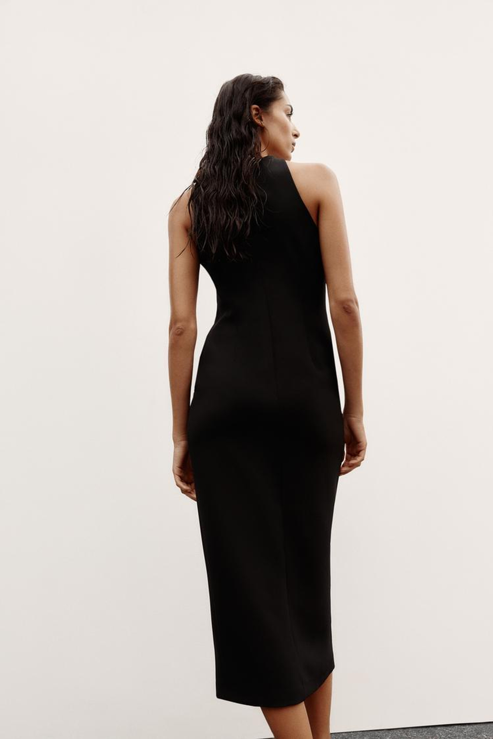 ZARA ПЛАТЬЕ-МИДИ ИЗ КРЕПА С ЗОЛОТИСТЫМИ ПУГОВИЦАМИ, ЧЕРНЫЙ