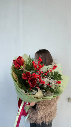 Зимний букет с амариллисом и илексом