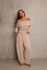 Лонгслив с открытым плечом из тонкого трикотажа