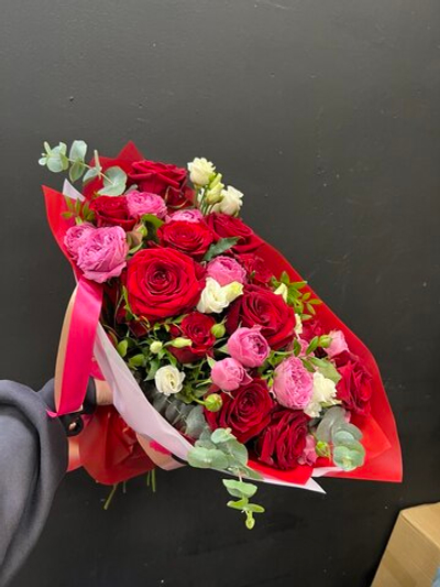 Букет в розово-красном оттенке из микса роз