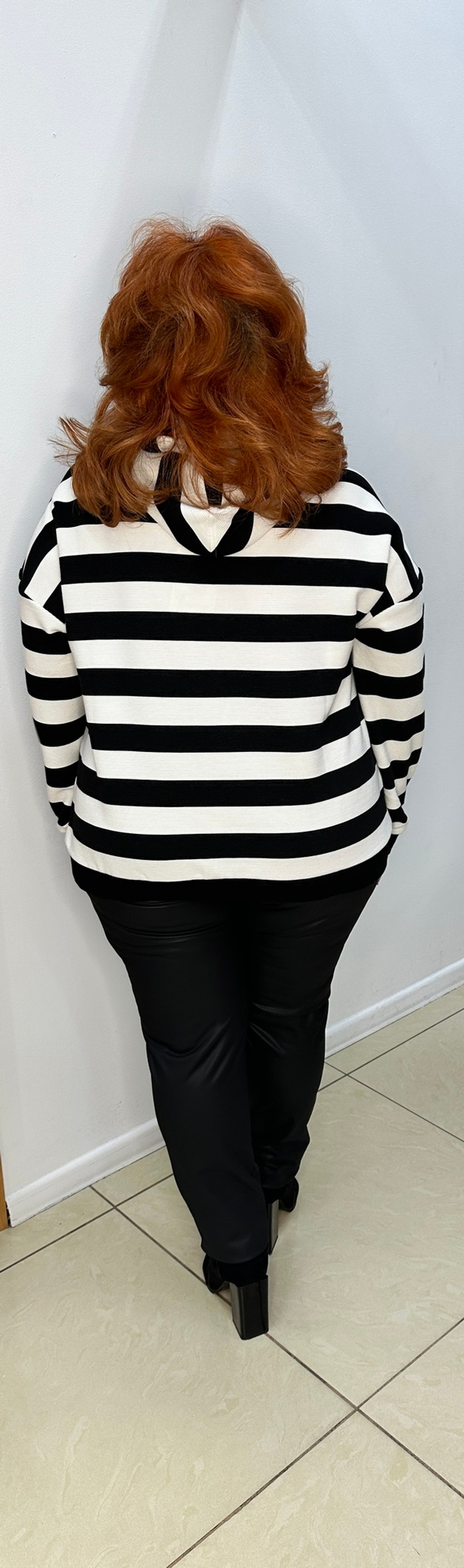 Полосатая толстовка с изображением зайца