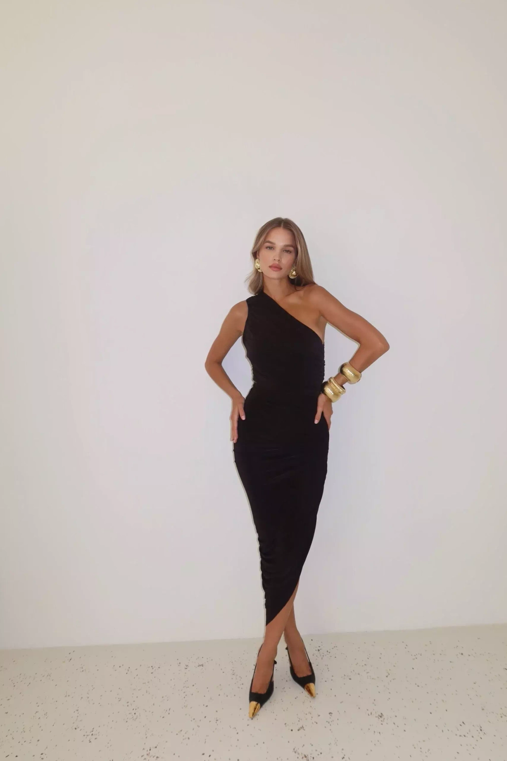 Платье со сборкой на одно плечо