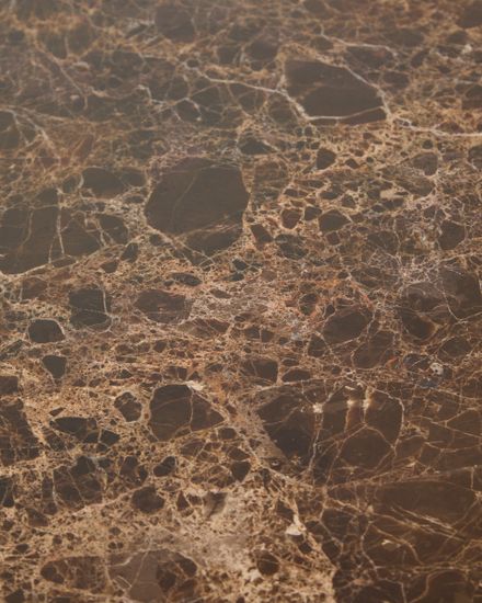 Приставной столик Pirita из коричневого мрамора с ножками из дуба с темной отделкой, 71 x 70 см