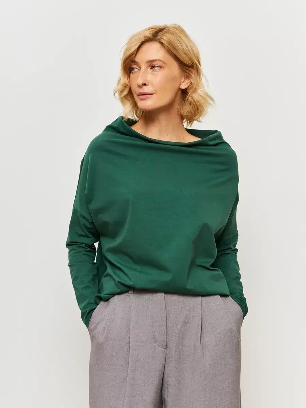 Лонгслив оверсайз с вырезом лодочка