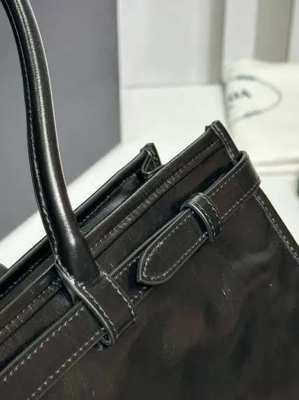 Кожаная большая сумка Prada Bonnie