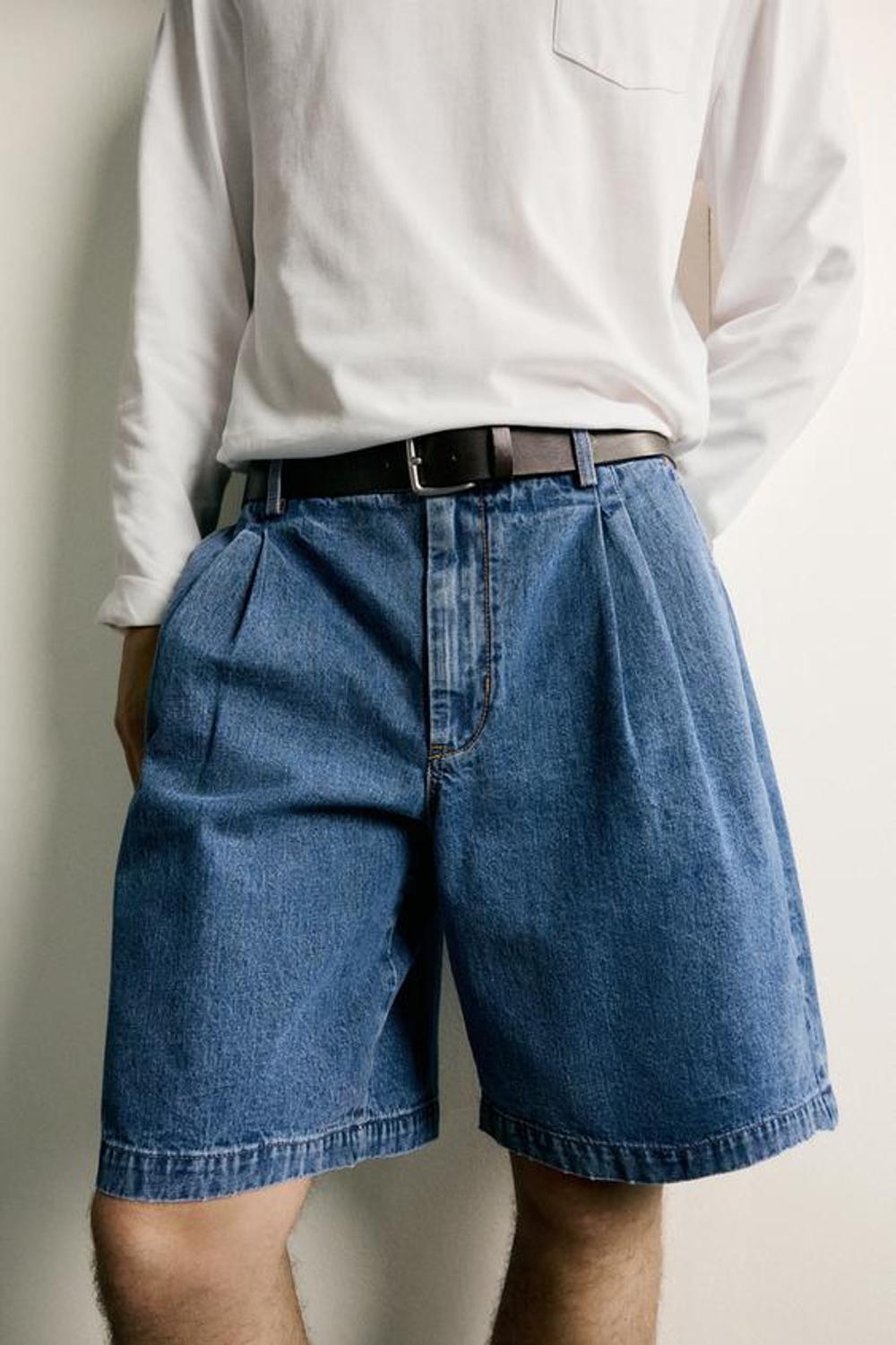 ZARA ДЖИНСОВЫЕ ШОРТЫ REGULAR FIT СО СКЛАДКАМИ, ВЫЦВЕТШИЙ СИНИЙ