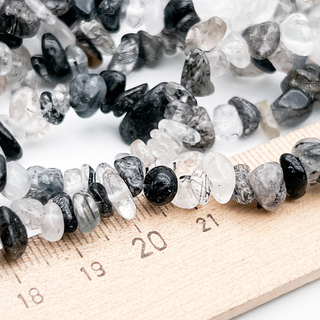 Кварц с шерлом бусины, крошка, размер около 4-8 мм, цена за нить 38 см