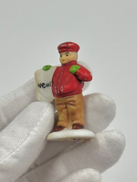 Фигурка Мальчик с газетой Department 56