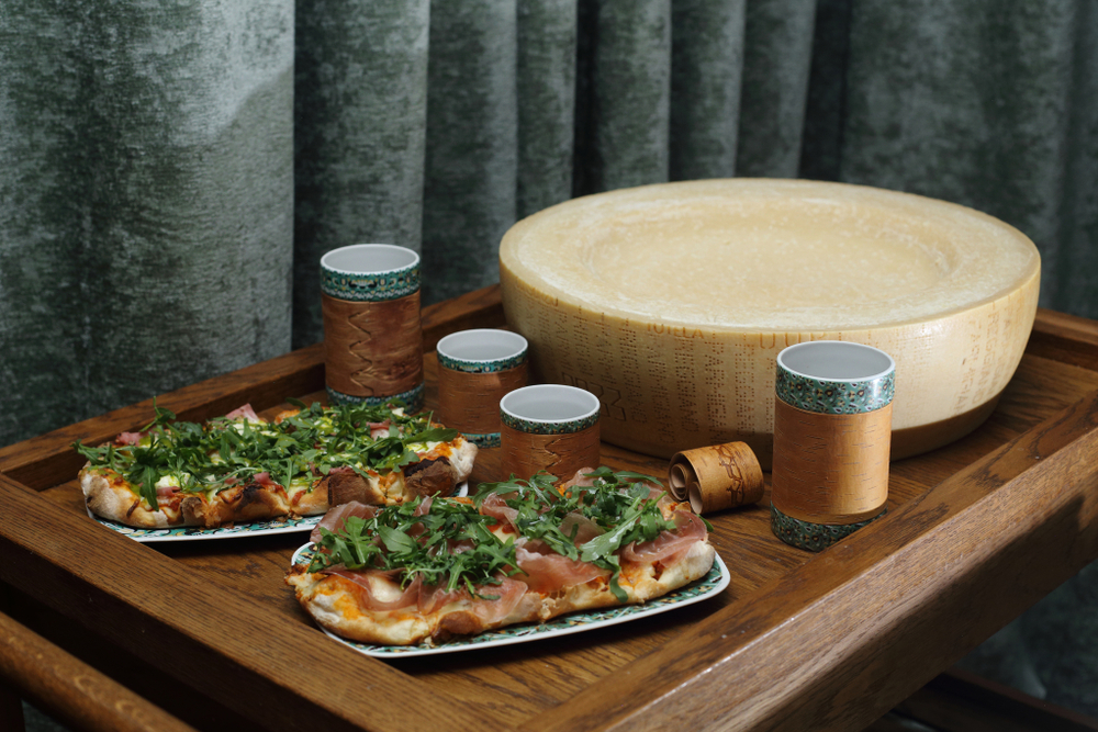 Кружка большая фарфоровая без ручки с берестой. Коллекция Изразец Коломенское. Птицы.