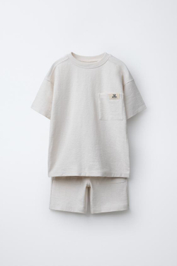 ZARA КОМПЛЕКТ ИЗ ФУТБОЛКИ И ШОРТ, ЖЕЛТОВАТО-БЕЛЫЙ