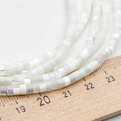 Перламутр, цвет белый, размер 4*2,5 мм, цена за отрезок 19 см (1/2 нити)