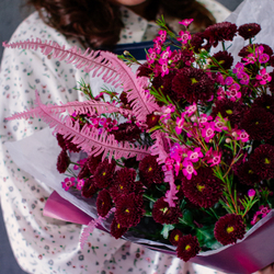 53. Букет с хризатемами сантини в бордовых оттенках