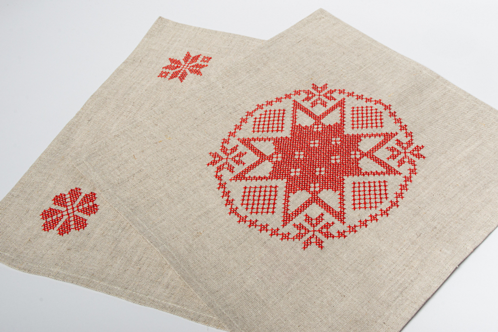 Салфетка с вышивкой