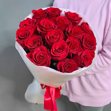 Букет из 17 красный роз сорта "Эксплорер" (Эквадор 60 см)