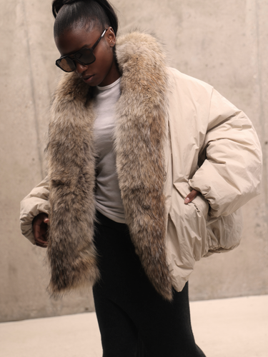 Бежевая утепленная парка с меховым воротником из енота