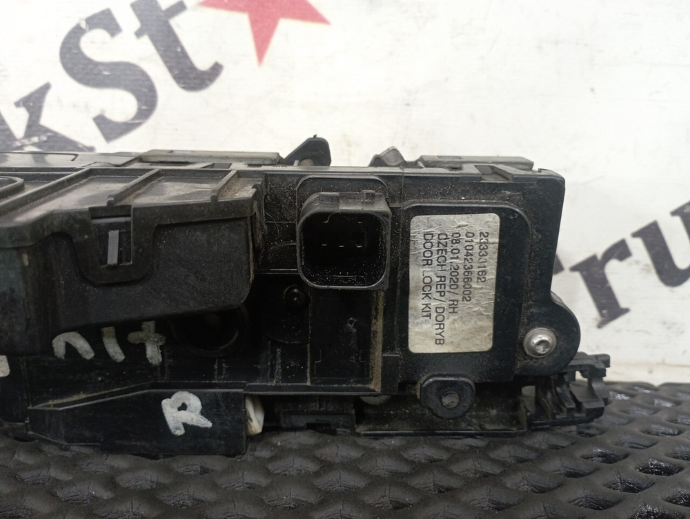 Замок двери правой 2020г