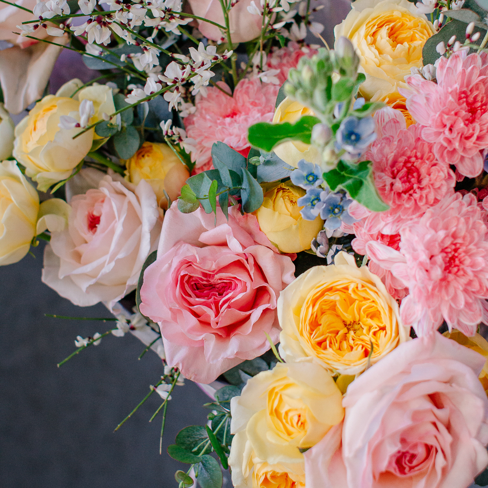 148. Милый радостный букет с пионовидными розами