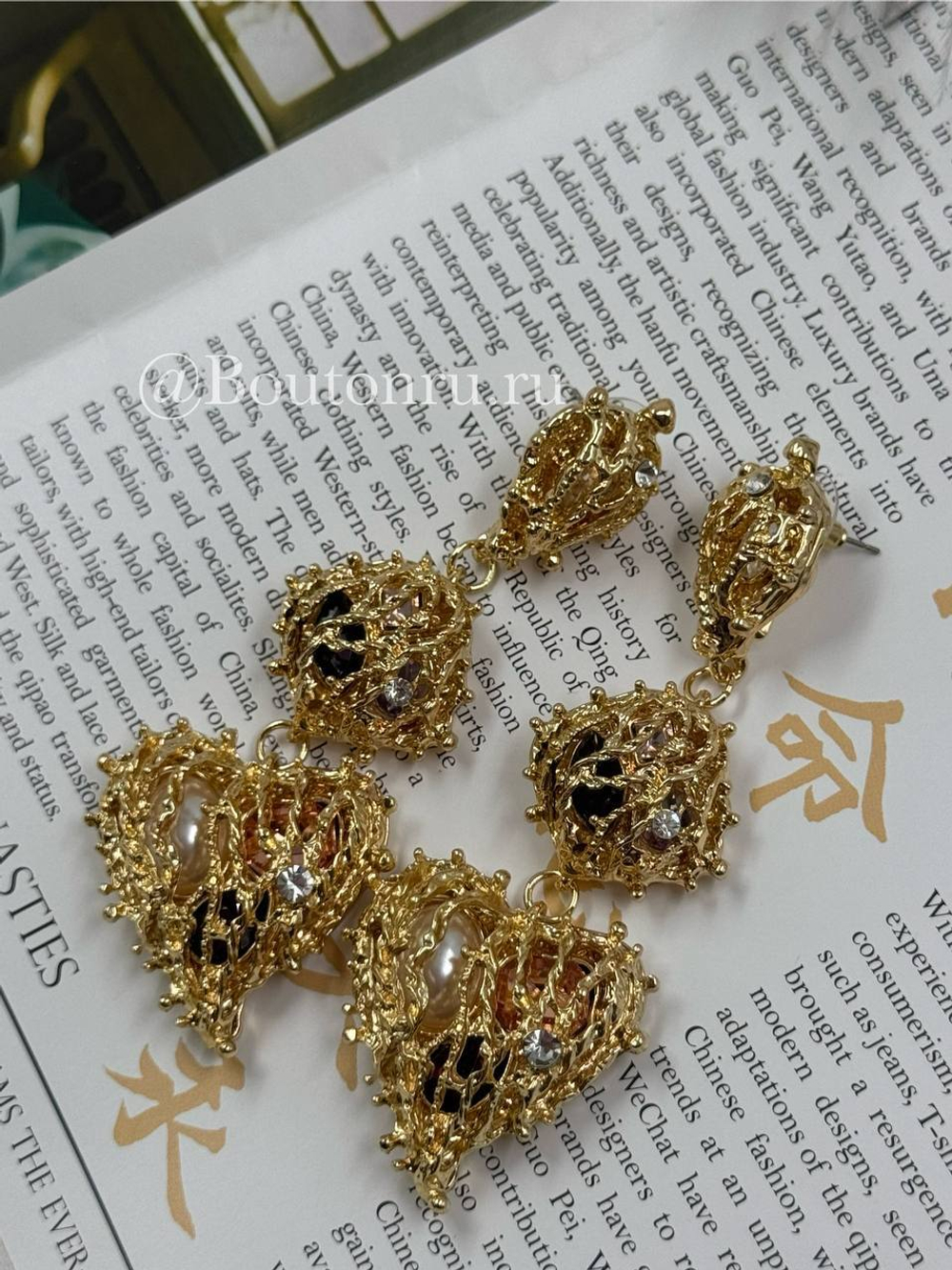 Серьги массивные трехъярусные в форме сердца золотистые со стразами