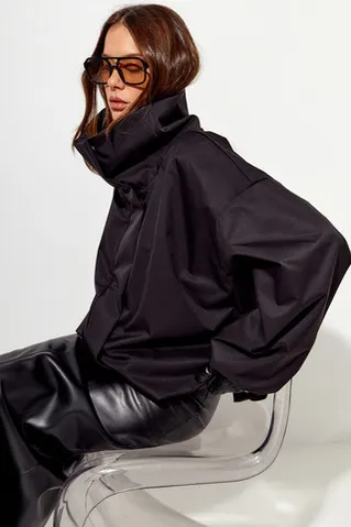 Ветровка О-силуэта с высоким воротом черного цвета