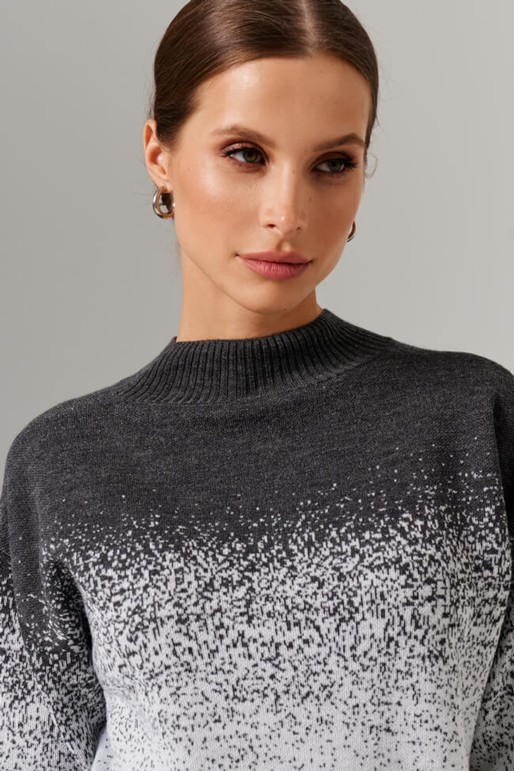 23115 Джемпер женский (серо-молочный)