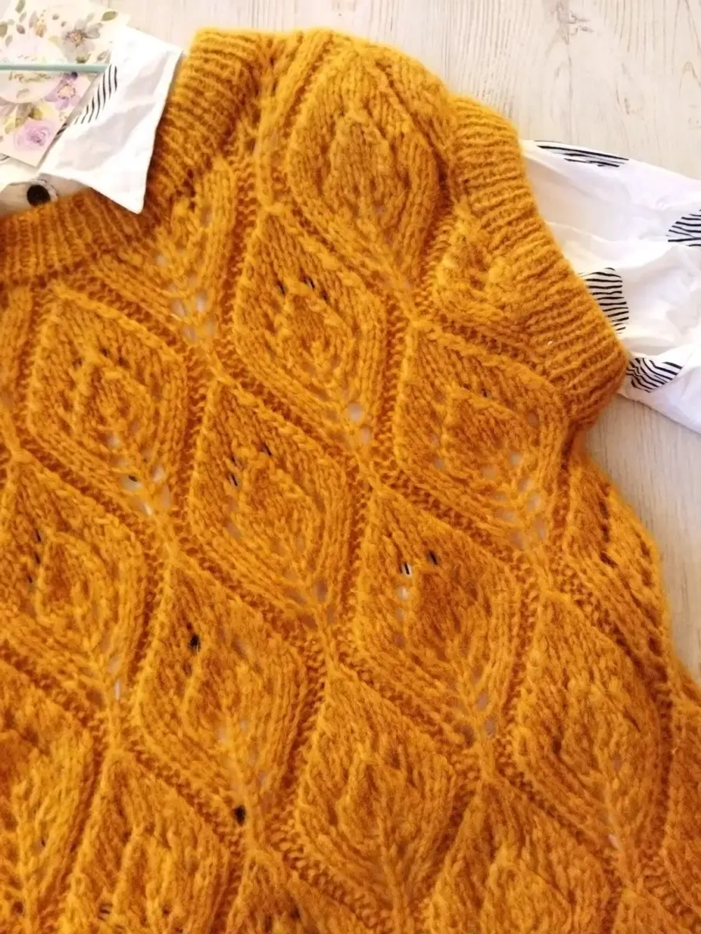 Жилет вязаный ажурный