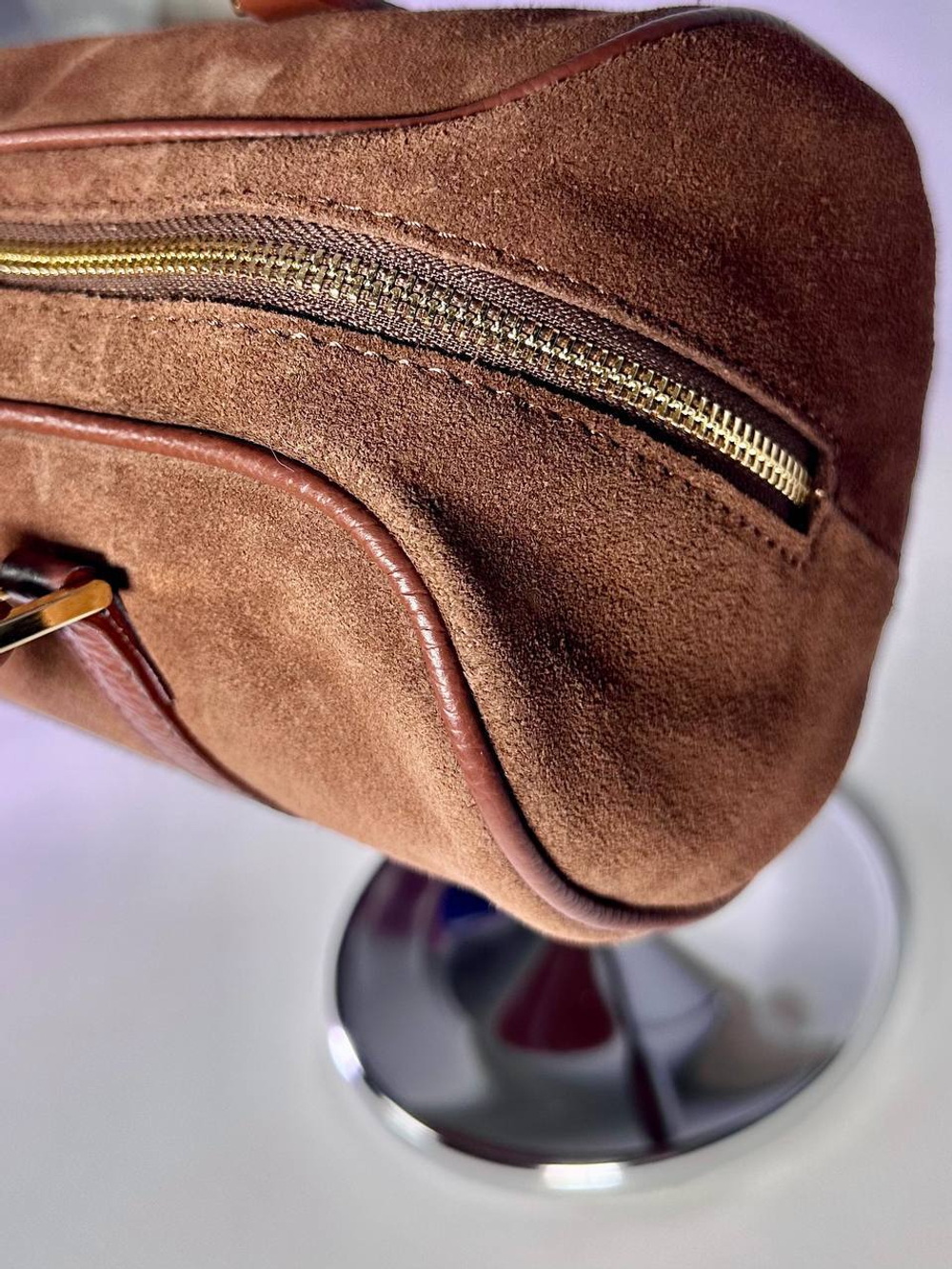 Женская замшевая сумка-бочонок цвета whisky