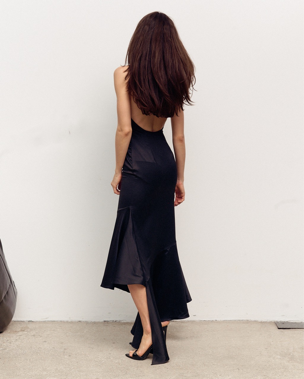 Платье с открытой спиной и асимметричным  подолом