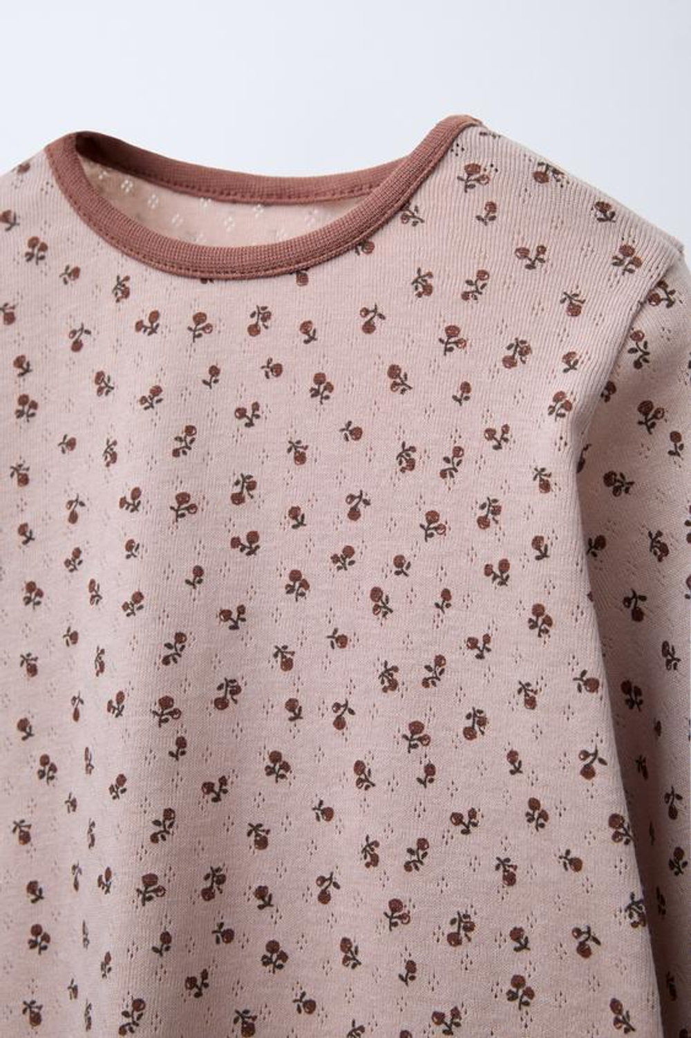 ZARA ФУТБОЛКА С ПЕРФОРАЦИЕЙ И ЦВЕТОЧНЫМ ПРИНТОМ, БЕЖЕВЫЙ